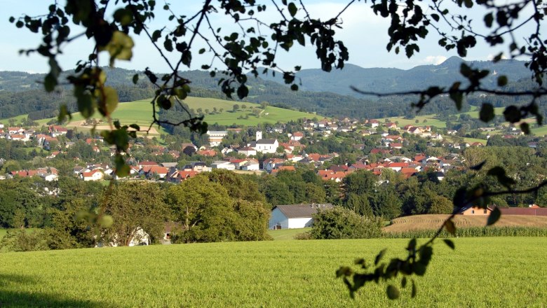 Panorama of Oberndorf an der Melk with green fields and hills in the background.