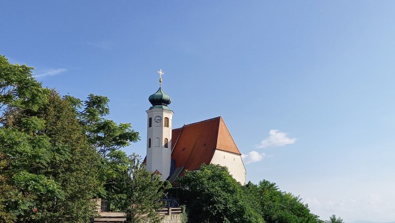 View of the Dunkelsteinerwald parish church, &copy; ARGE Dunkelsteinerwald