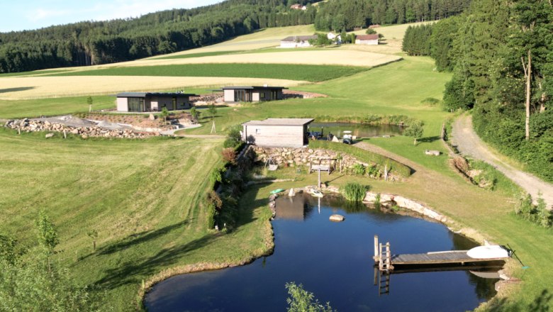 Garden with a view of Peilstein, © Familie Moser Landscape with pond, meadow and Peilstein in the background.