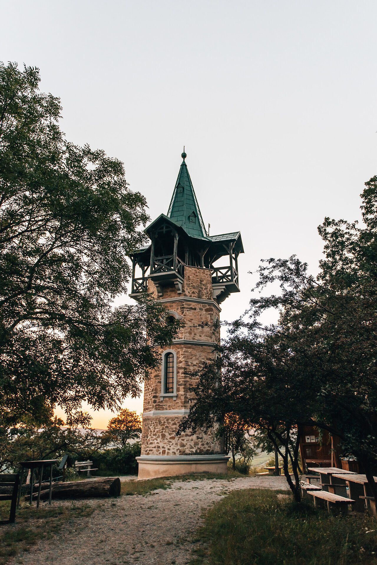 Kamptalwarte am Heiligenstein im Waldviertel, umgeben von Bäumen und ruhiger Natur, im warmen Licht der Abendstimmung.