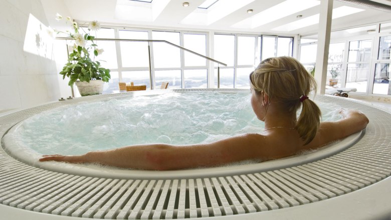 Hotel Schachner indoor whirlpool &amp; wellness area, © Hotel Schachner