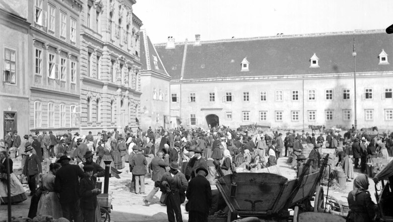 Domplatz in former times, © Stadtarchiv St. Pölten