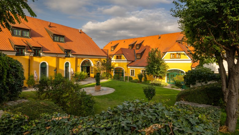 Country estate & SPA Althof Retz, © Niederösterreich Werbung / Maximilian Pawlikowsky Yellow country estate with red roofs and well-tended garden.