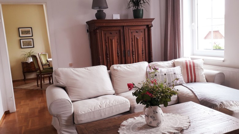 The living room with a view of the dining room, © U.E.