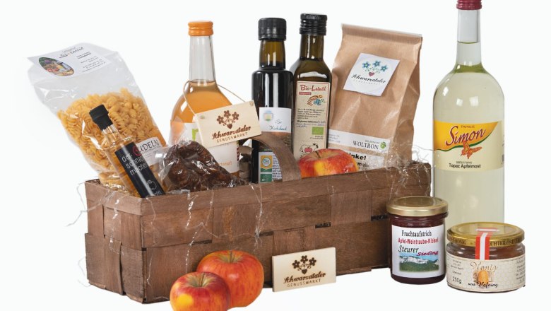 A gift basket with regional products such as oil, pasta, juice and honey.