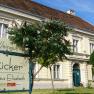 Historic building with sign 'Weingut Rücker Gästehaus Elisabeth'.