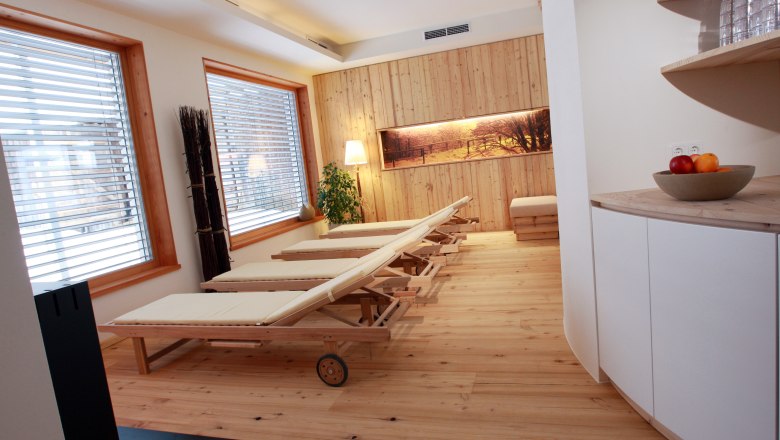 Relaxation area with loungers and wooden paneling at Hotel Fahrnberger.
