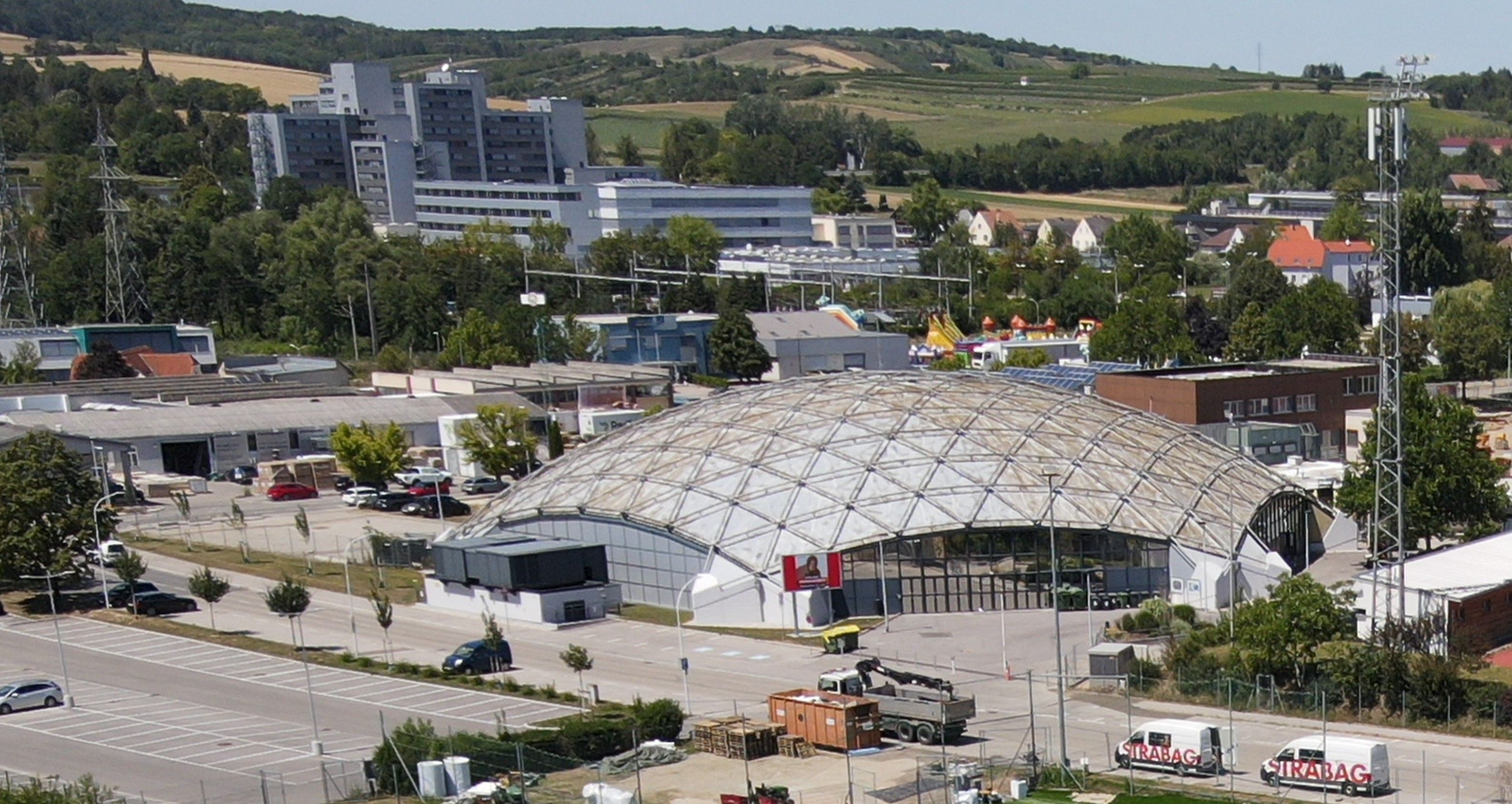 Aerial view of the sports hall in Hollabrunn with surrounding buildings and landscape.