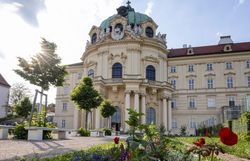 Die prächtige Architektur des Stifts Klosterneuburg erhebt sich majestätisch über die blühenden Gärten, die mit bunten Blumen und üppigem Grün geschmückt sind. Hier, wo Geschichte und Natur harmonisch verschmelzen, lädt die ruhige Atmosphäre zum Verweilen und Entspannen ein.