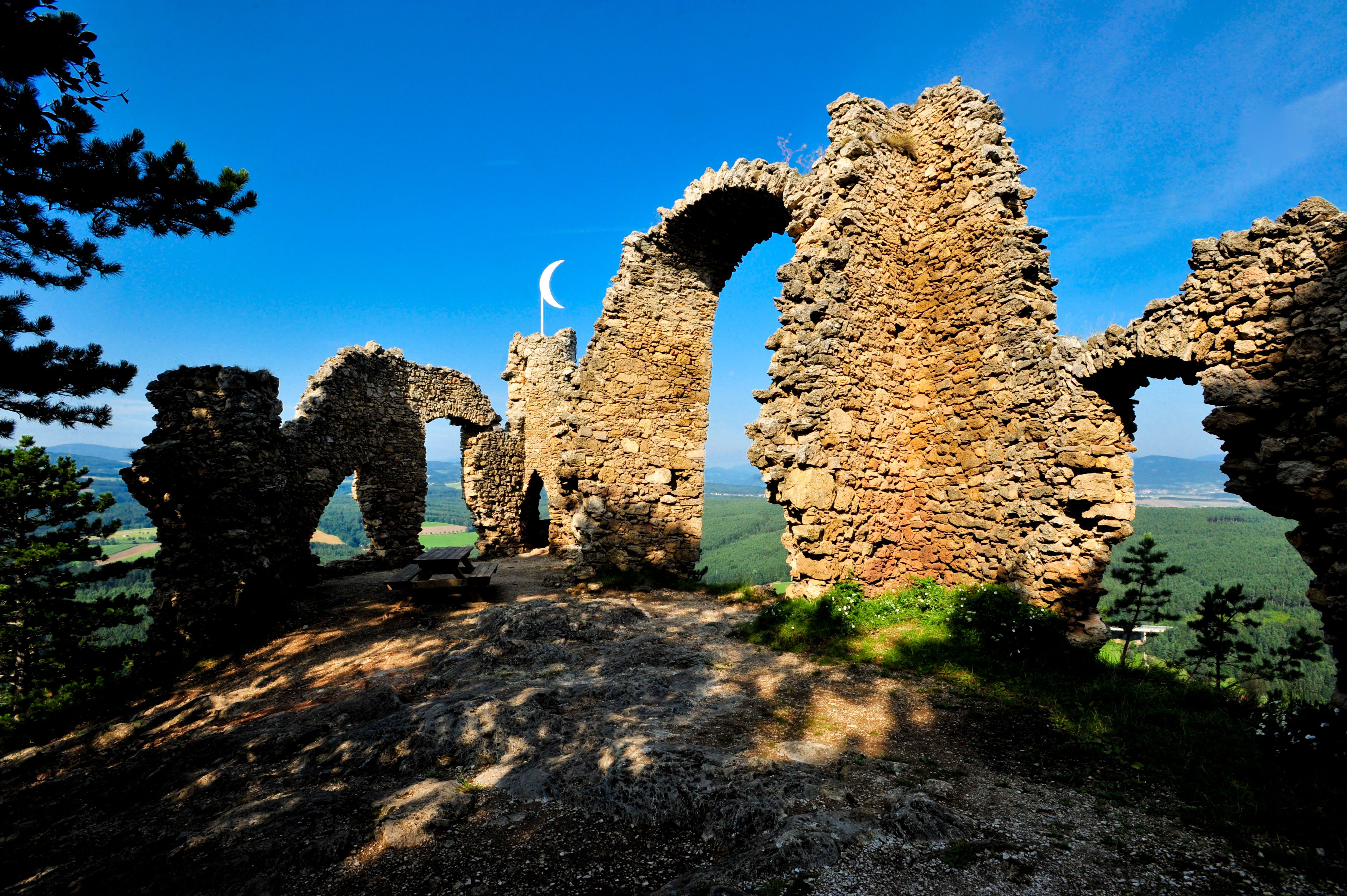 Ruins of Türkensturz Castle with blue sky in the background.