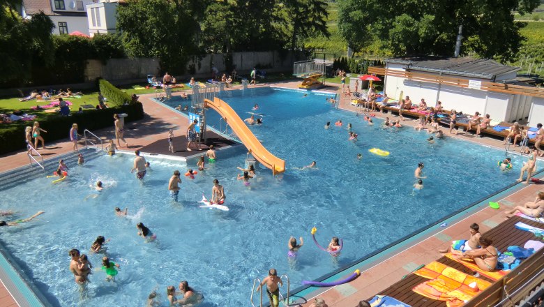 Outdoor pool of the market town of Gumpoldskirchen, © Harald Nirschl