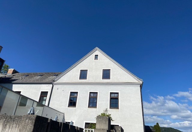 Raach Seminar Center, © Wiener Alpen White building with gabled roof in front of a blue sky.