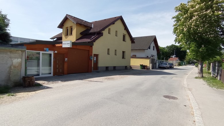 Straße vor der Unterkunft mit Eingang