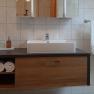 Modern bathroom with washbasin, towels and mirror.