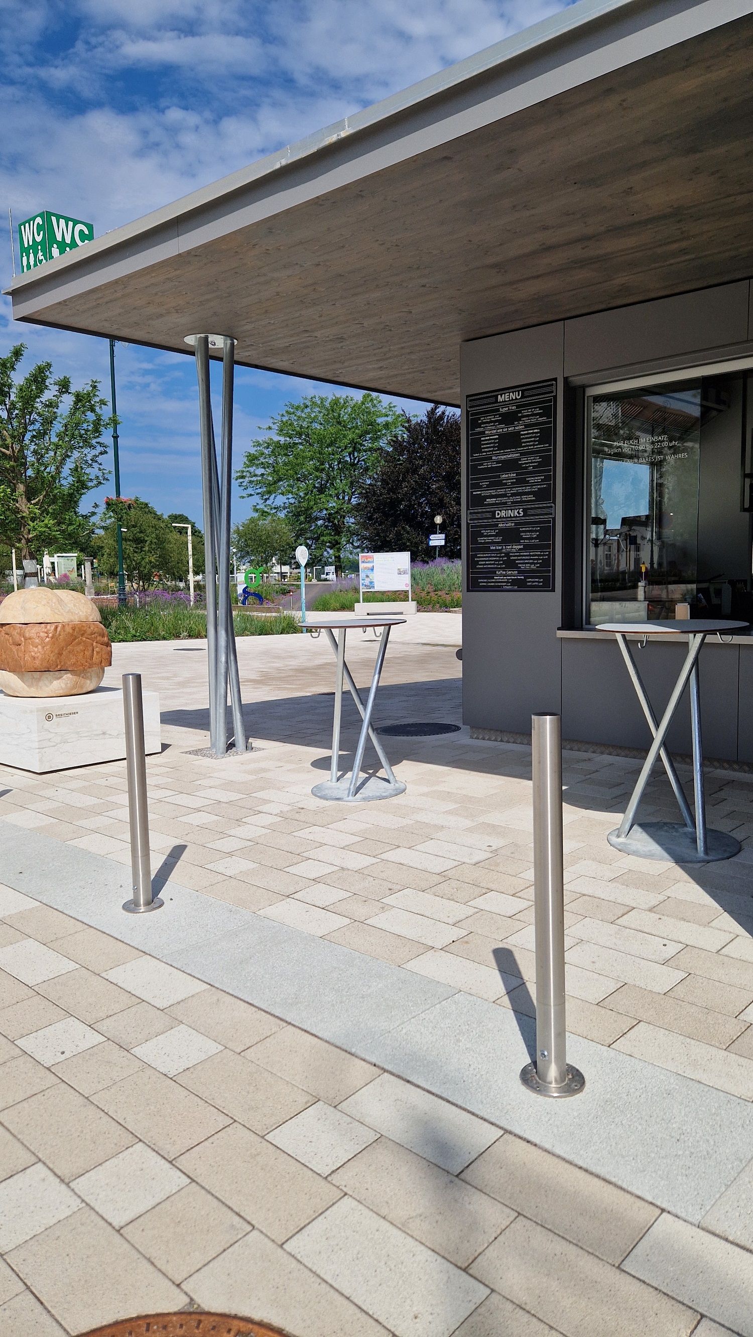 Hans Wurst snack bar with bar tables