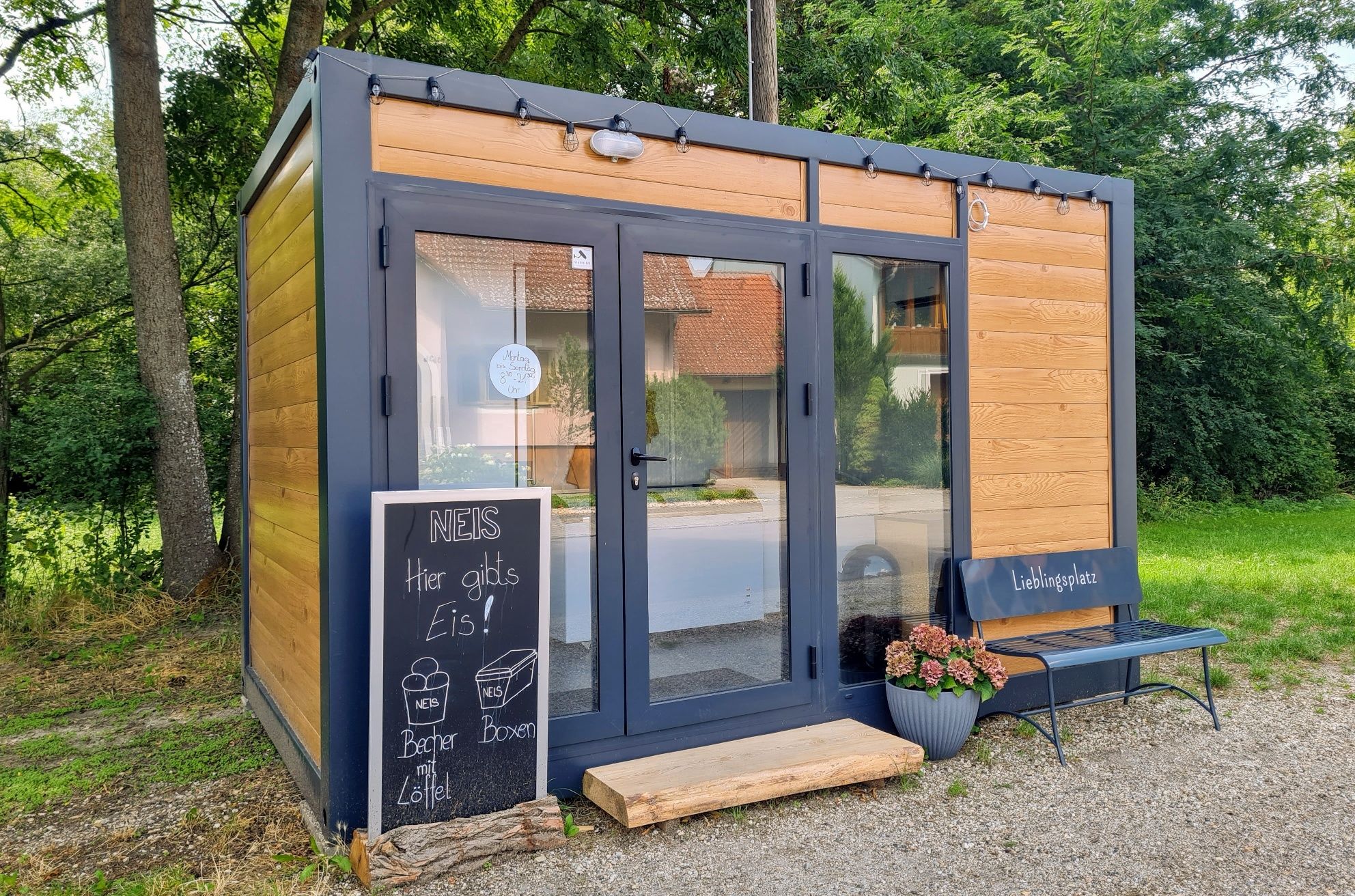 Exterior view of the farm store, with a modern façade in a quiet environment.