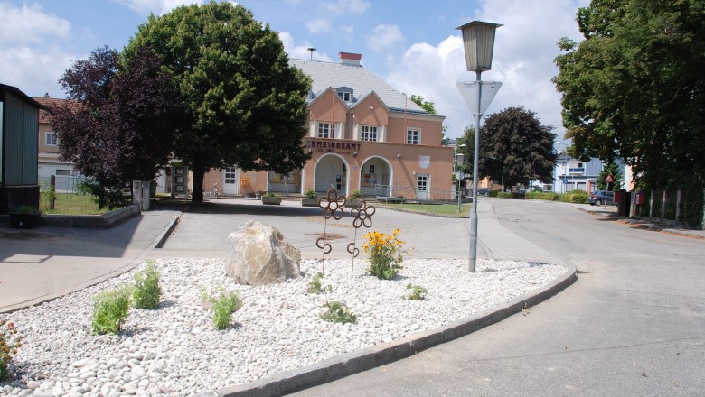 Municipal office of Golling an der Erlauf with flower bed in the foreground.