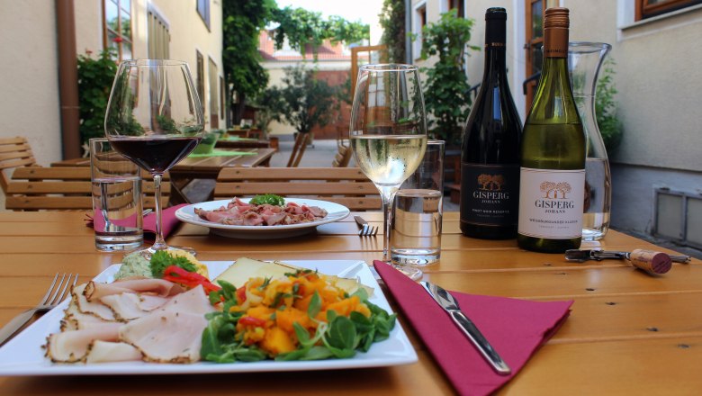 Wine taverns in the courtyard, &copy; Weingut Johann Gisperg