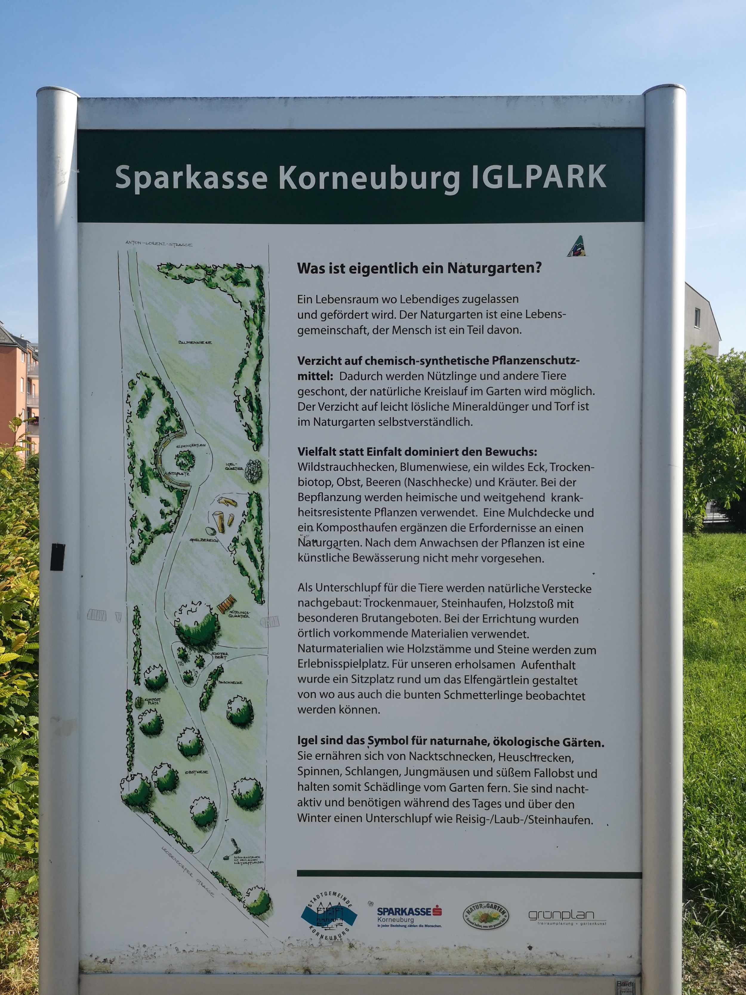 Information sign of the Sparkasse Korneuburg IGLPARK with text about nature gardens and a map of the park.