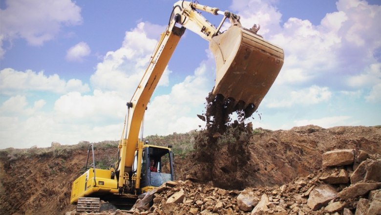 Driving a tracked excavator, © Dynamite Tours