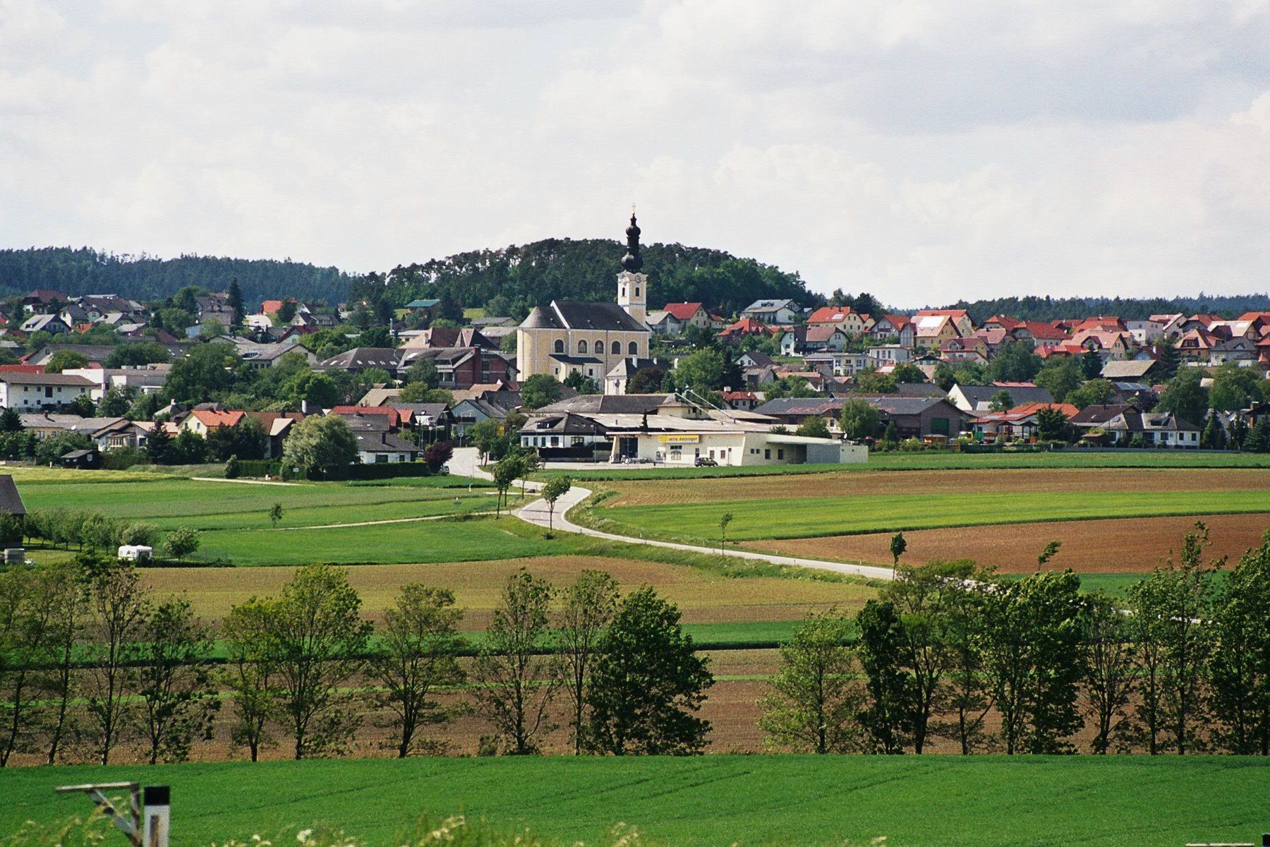 Panorama of the market town of Karlstetten with church and surrounding fields.