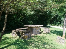 Sitzecke aus Stein, &copy; Wienerwald Tourismus GmbH / Miriam &Uuml;blacker