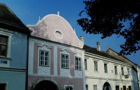 Historic buildings in Hadersdorf-Kammern with blue and pink fa&ccedil;ades.