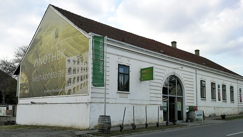 Exterior view of a building with the inscription 'Vinothek Wein Kontraste'.