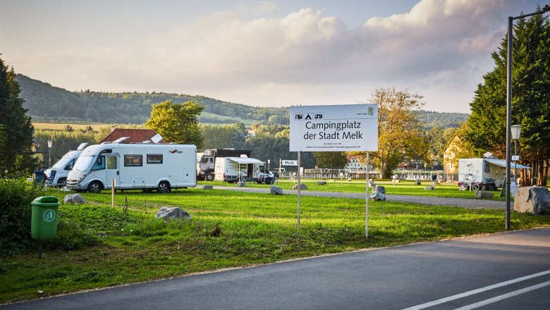 Campsite in Melk with mobile homes and a sign in the foreground.
