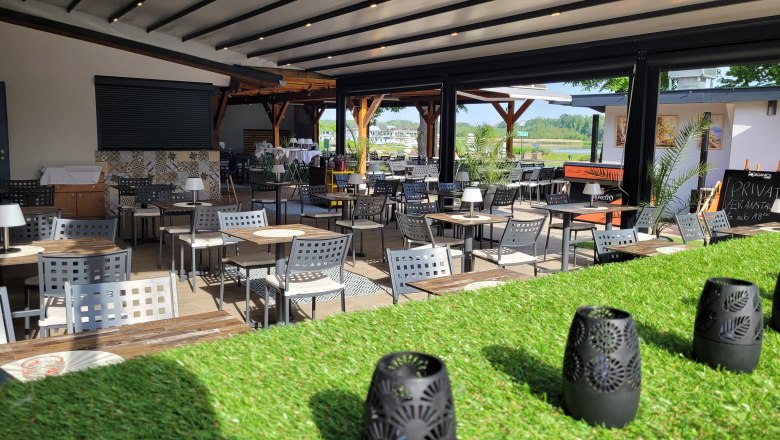 Guest garden with chairs and tables overlooking the Danube