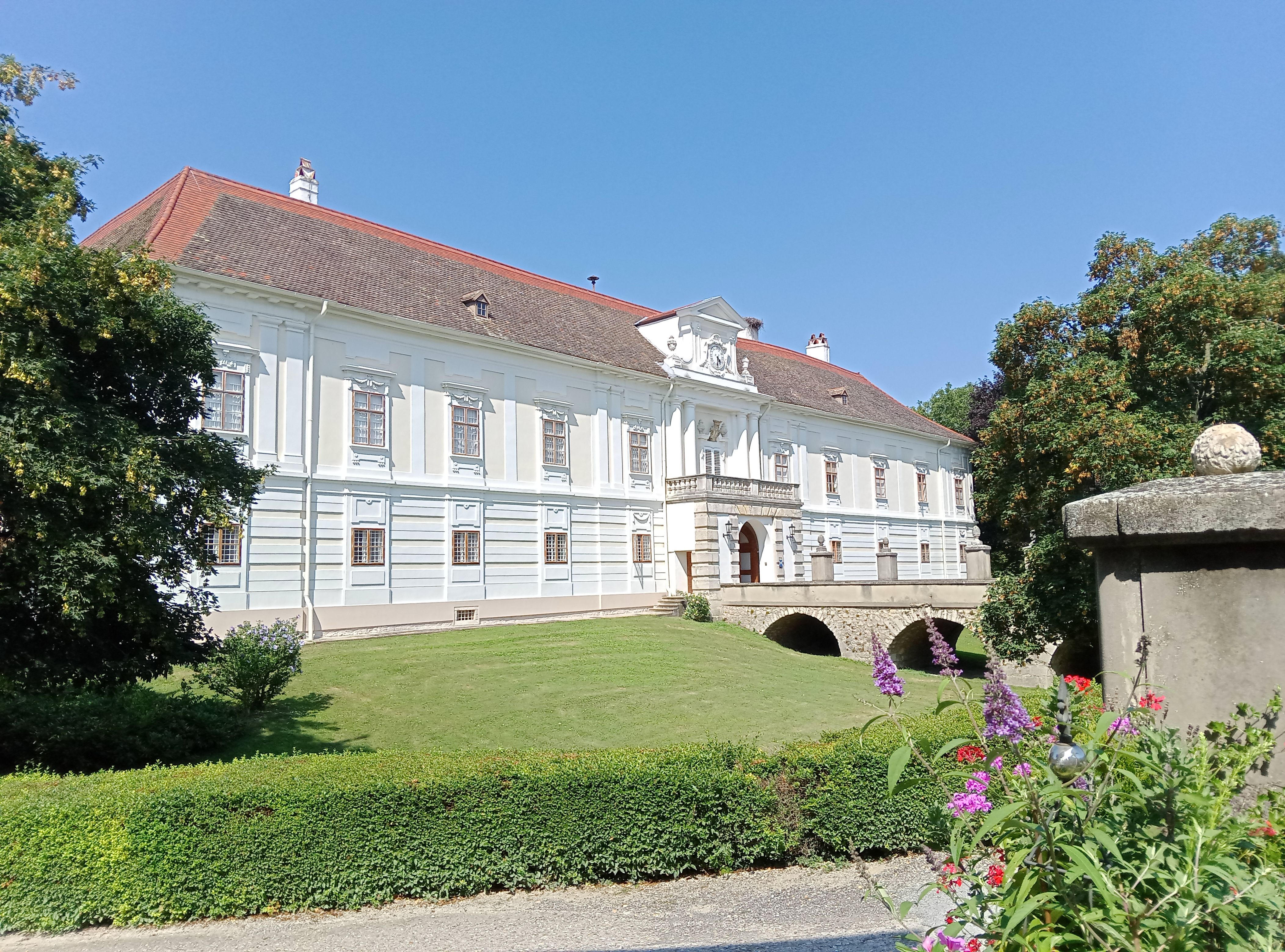 Rohrau Castle exterior view 