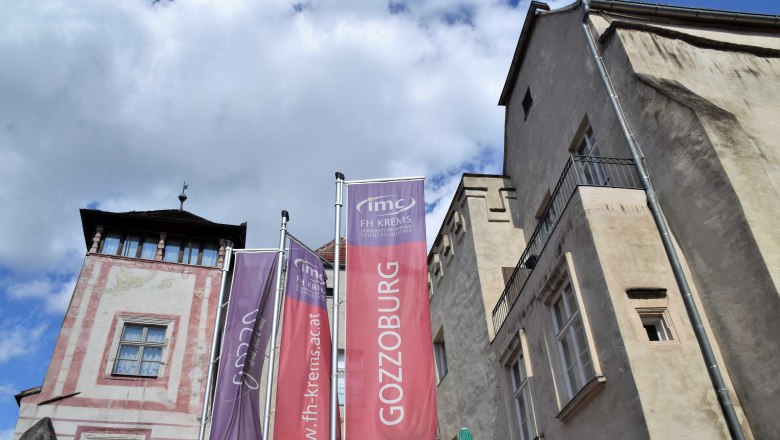 Gozzoburg with flags, &copy; Stadtmarketing Krems_Kurt Streibel