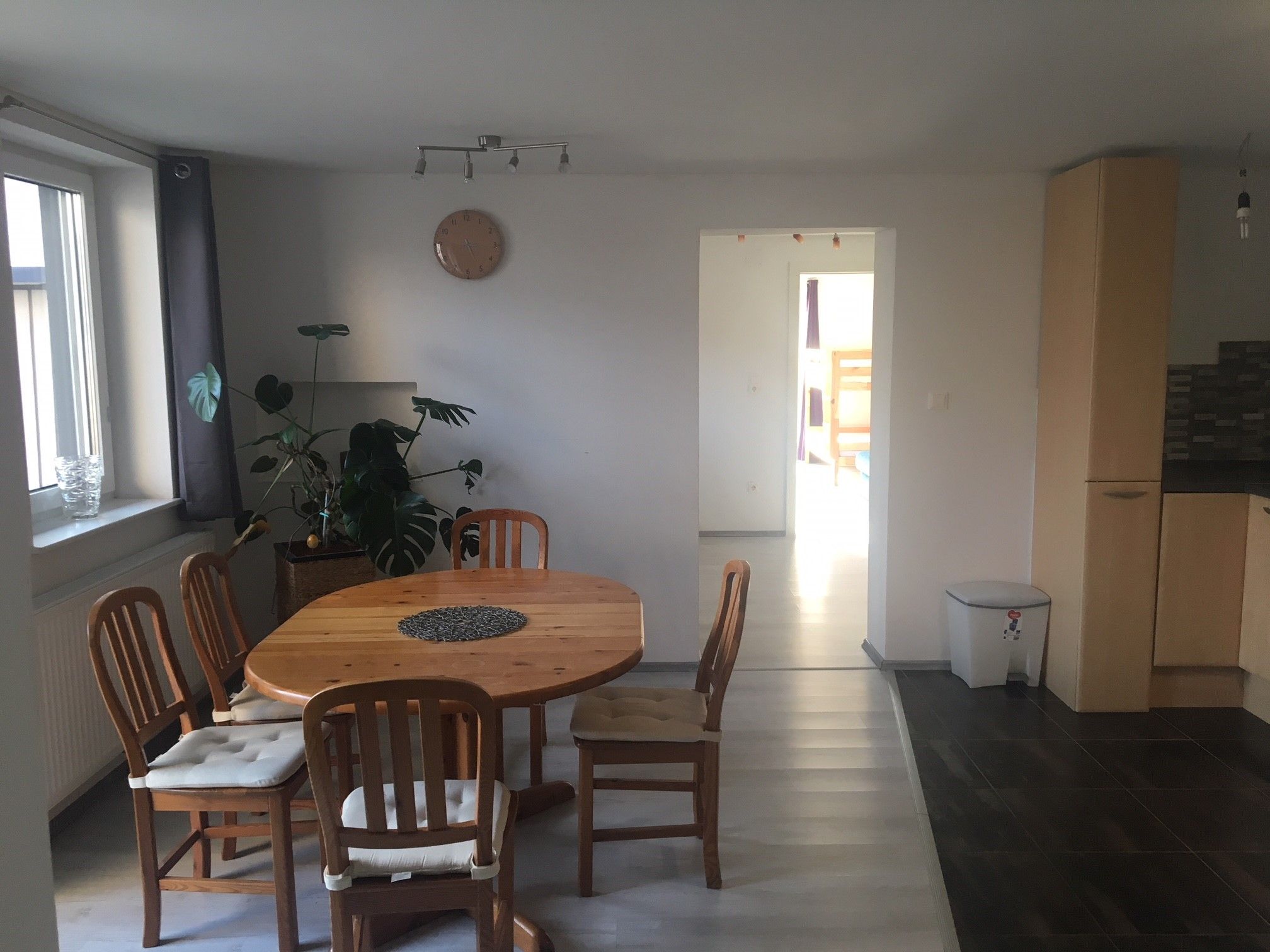 Living room with dining table and 6 chairs 