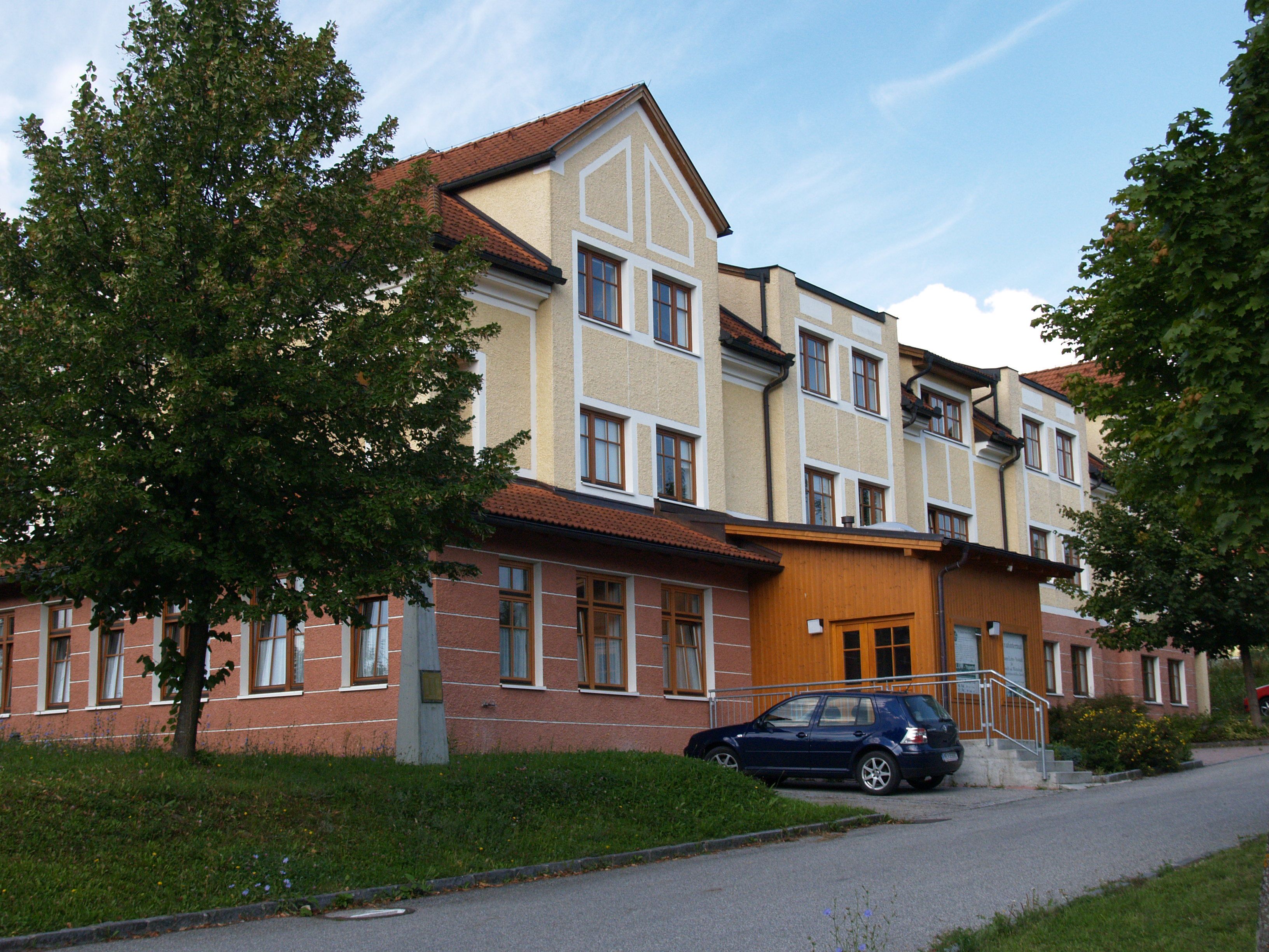 Guest house of the HLUW-Yspertal with parked car and trees.