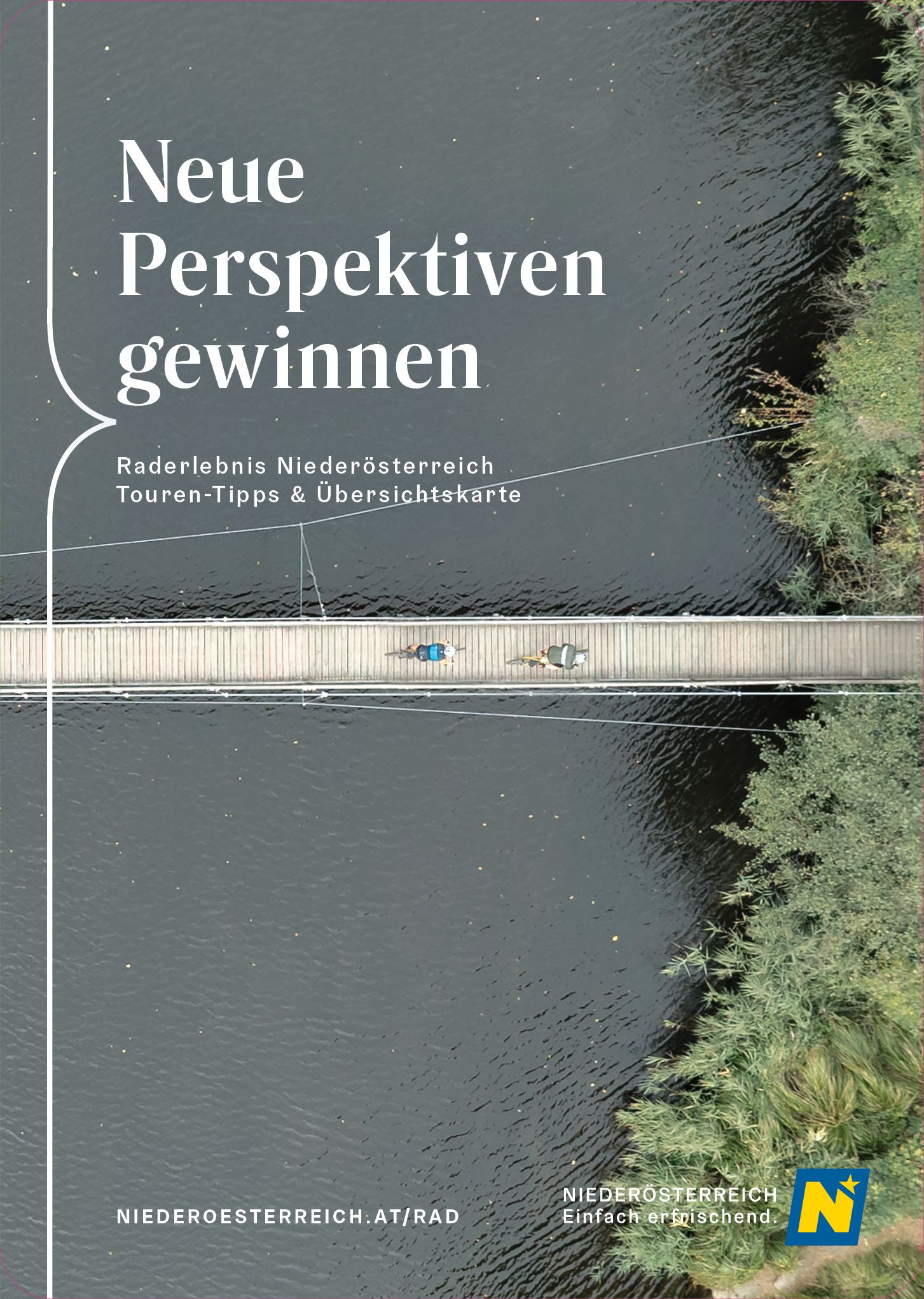 Cover der Radkarte Niederösterreich. Zwei Radfahrer kreuzen im Naturpark Thayatal einen Fluss über eine Brücke. 
