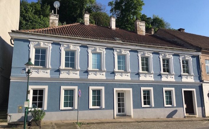 Greifenstein Old Post Office, © Eduard Renfer Blue historic building with white window frames and tiled roof.