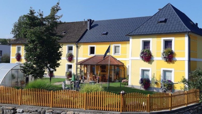 Exterior view, © Familie Pemmer Yellow house with garden and wooden fence