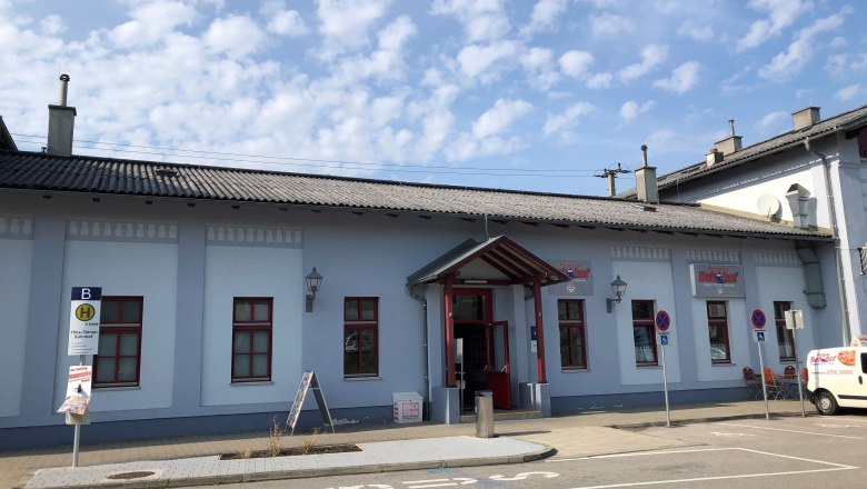 Ybbs-Kemmelbach train station with pizzeria and bus stop.