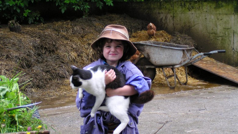 Farm girl on a foray through the farm, © Bio-Bergbauernhof Lueg