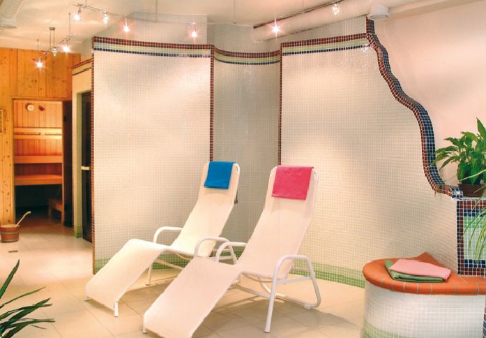 Wellness area with two sun loungers and sauna.