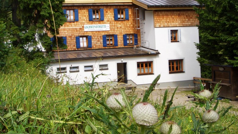 Gschwendthütte in Hohenberg, surrounded by green nature and trees.
