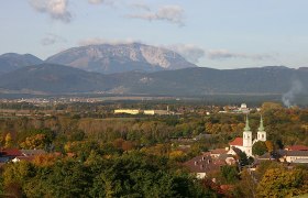 Panorama of Schwarzau am Steinfeld with church and mountains in the background.