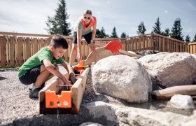 Nikis Alm-Abenteuer - versorge die Tiere beim Alm-Bründl mit Wasser, © jollyschwarz.com / heldenderfreizeit.com