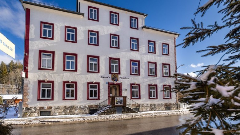 Pension Zuser in winter, &copy; Dorfresort, Lindmoser