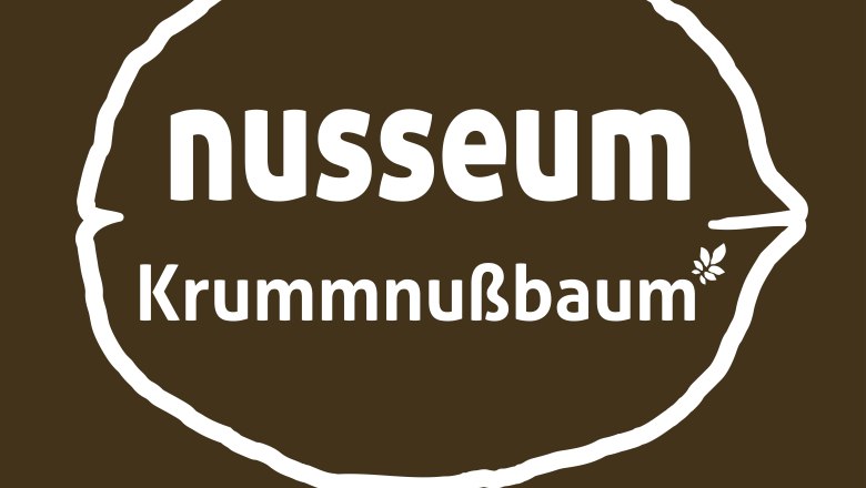 Logo of the Nusseum Krummnußbaum with the slogan 'We live NUSS'.