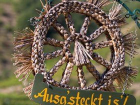 Ausg'steckt is bei den Wachauer Heurigen, &copy; Lachlan Blair