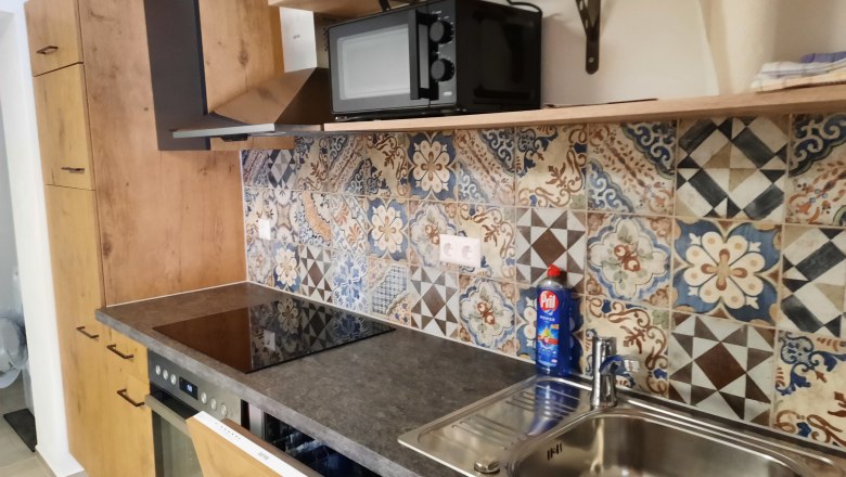 Kitchen unit with electrical appliances