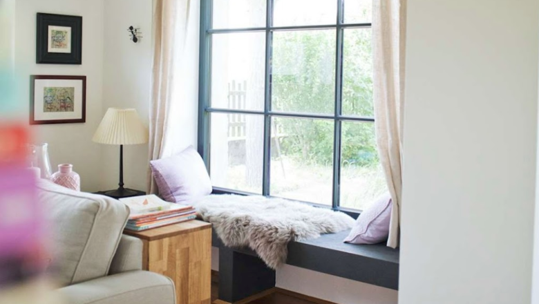 Living room in a house of 5 windowsill with seating, Rohrau