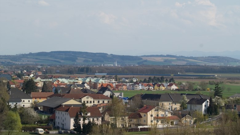Panoramic view of Ennsdorf with houses and hills in the background.