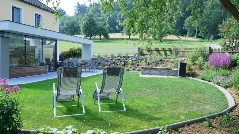 Garden on the Luger farm, © Lugerfarm Garden with sun loungers, terrace and plants on the Lugerfarm.